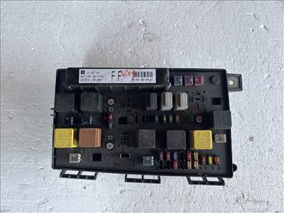 Opel Astra H 2004-2010 Motortéri biztosítéktábla   13191129