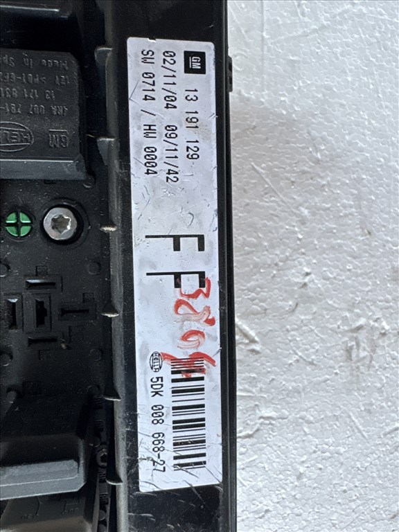 Opel Astra H 2004-2010 Motortéri biztosítéktábla   13191129 2. kép