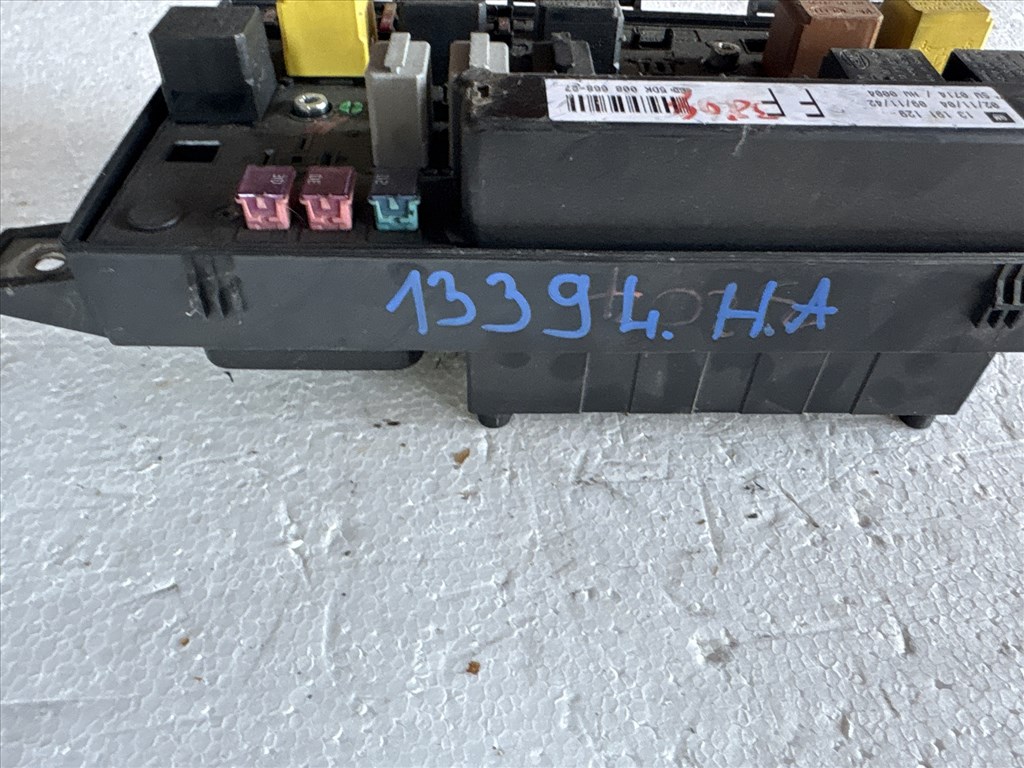 Opel Astra H 2004-2010 Motortéri biztosítéktábla   13191129 4. kép