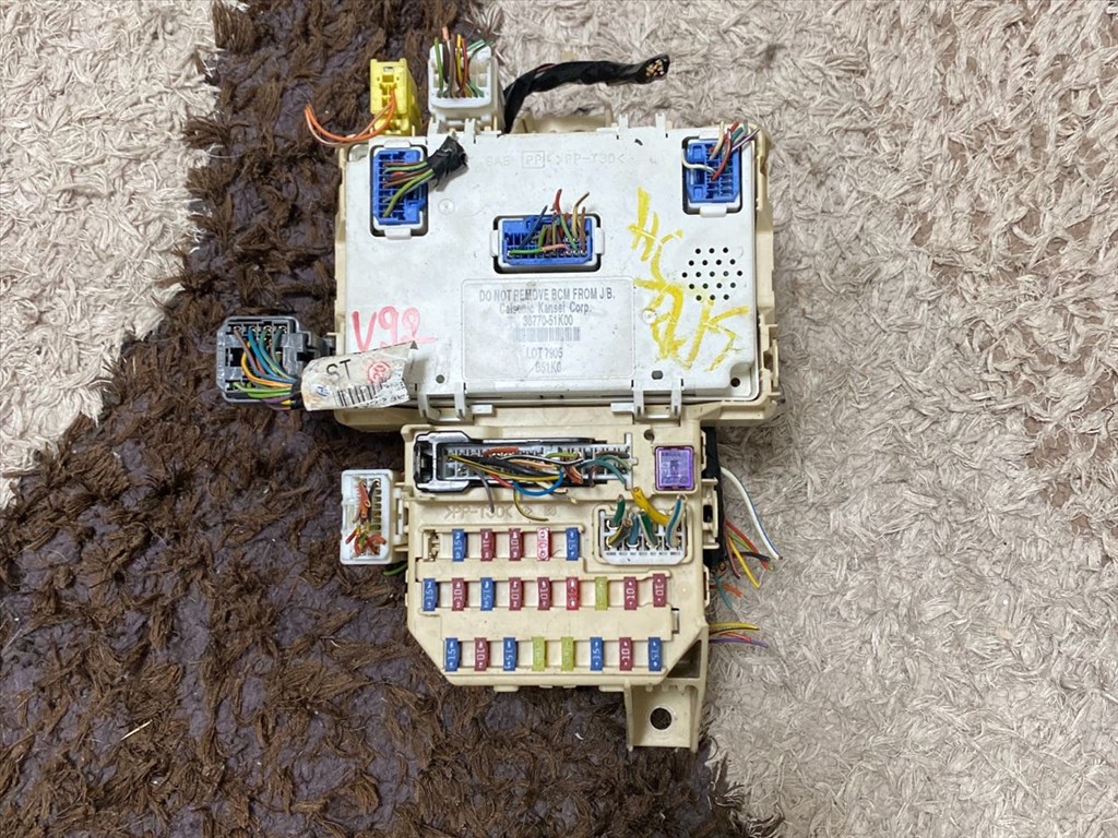 SUZUKI SPLASH  Biztosítéktábla Motortér 1. kép