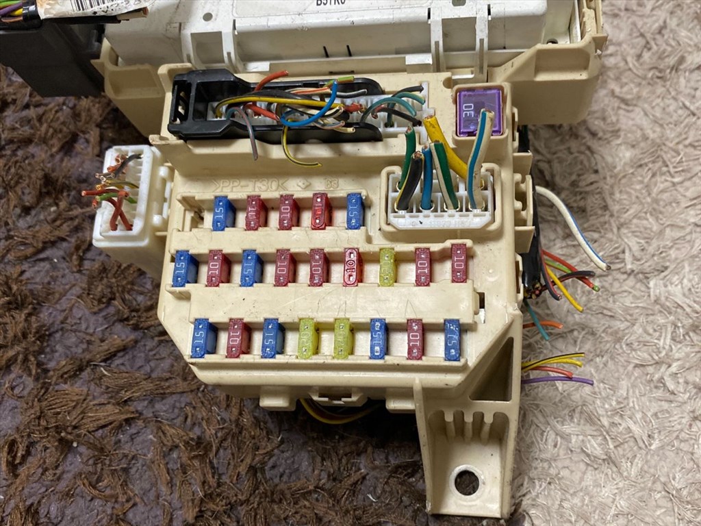 SUZUKI SPLASH  Biztosítéktábla Motortér 3. kép