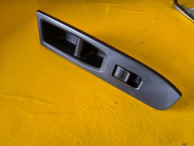Toyota Yaris (XP130/XP150) Jobb első Ablakemelő Kapcsoló 742310d690 1. kép