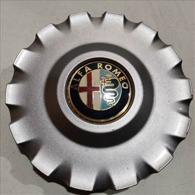 206541 Alfa Romeo MiTo 2008-2018 felni közép kupak, a képen látható egy fül sérüléssel 50522769