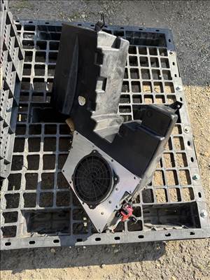 Audi A4 avant mélynyomó hangszóró  8d9035381c