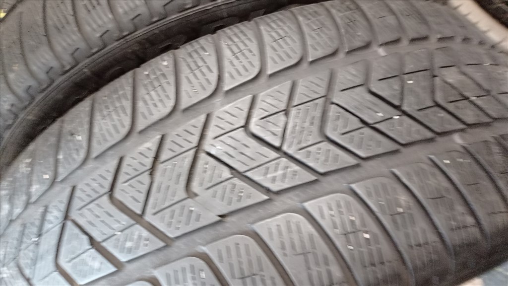  235/5518" használt Pirelli téli gumi gumi 4. kép