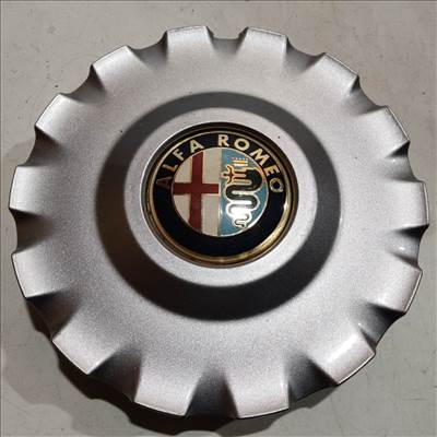 206539 Alfa Romeo MiTo 2008-2018 felni közép kupak, a képen látható egy fül sérüléssel 50522769