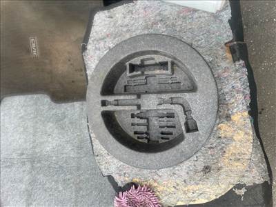 TOYOTA AVENSIS T25_ Pótkerék Szerszámtartó