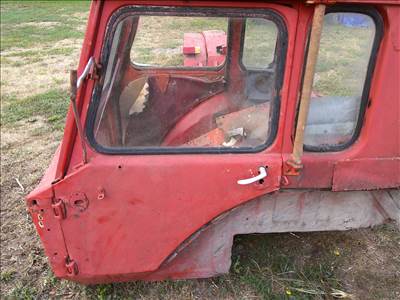 MTZ 80 TRAKTORRA GYÁRI KISFŰLKE (02.)AJTÓKKAL EGYÜTT TAPOLCÁN ELADÓ