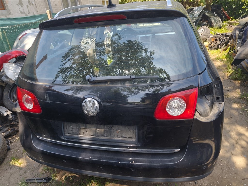 VW Passat B6 lc9x csomagtér ajtó kis hibaval  1. kép