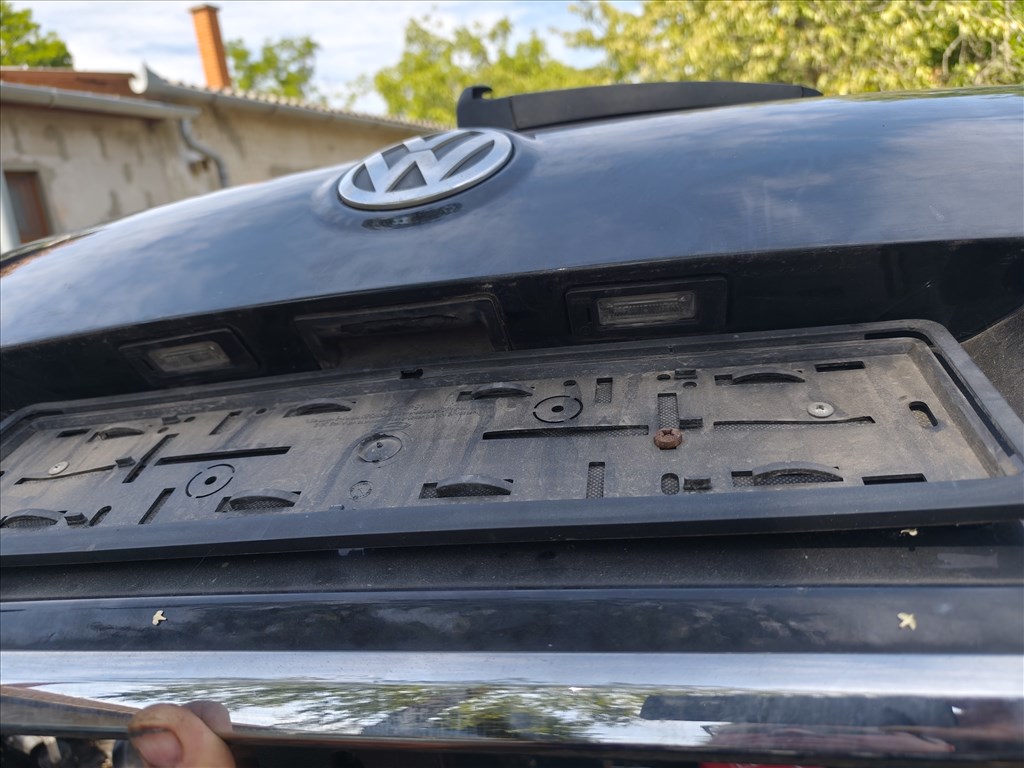 VW Passat B6 lc9x csomagtér ajtó kis hibaval  3. kép