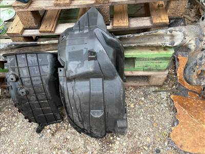 SUZUKI SPLASH  Bal hátsó Dobbetét (Kerékjárati, Műanyag) 014607