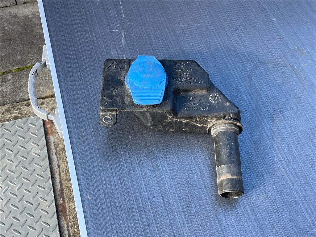 AUDI A4 Avant 8K5, B8 Ablakmosó Tartály 016105 1. kép