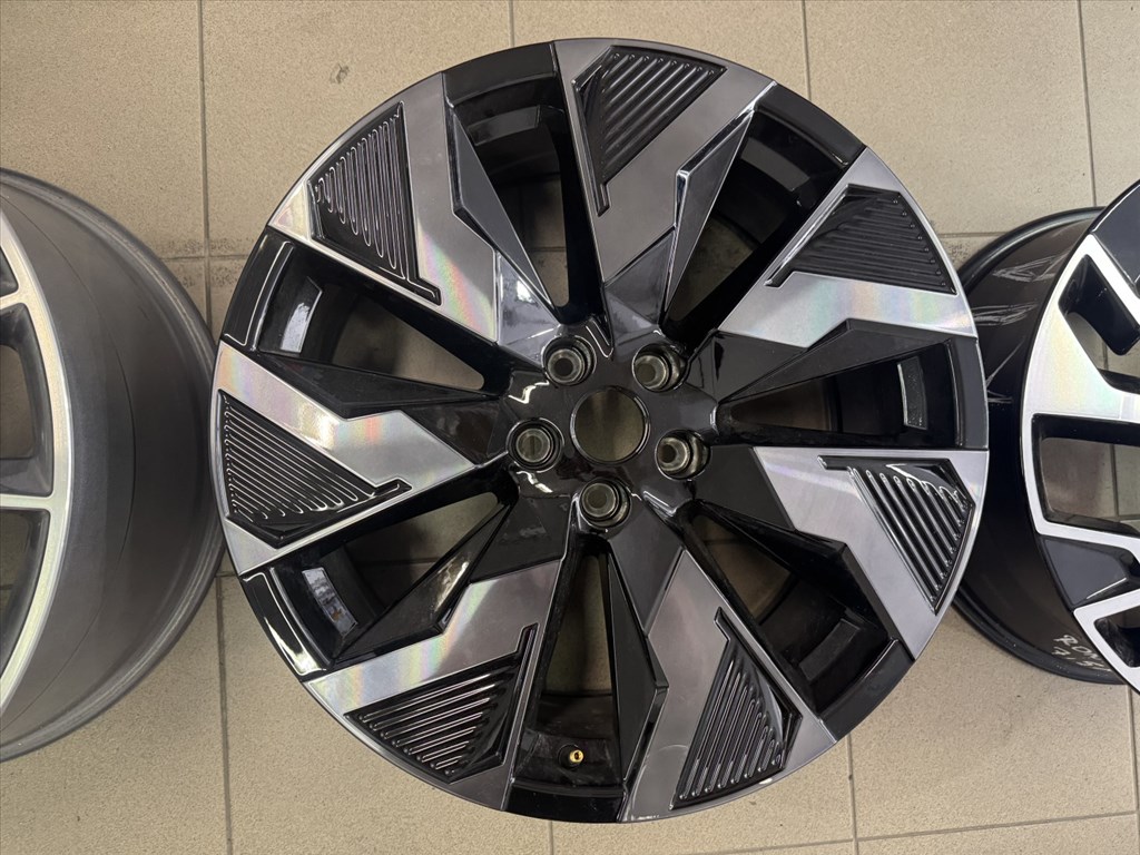 R20 Original Renault 8.5J ET37 - 403005760R 1db alufelni felni 1. kép