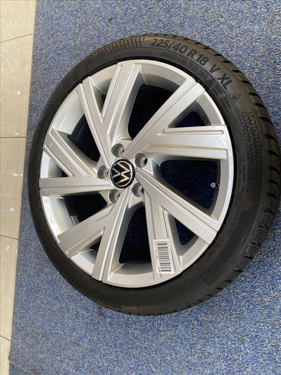 (3725) Volkswagen 18 gyári alufelni felni 5x112, 225/40 téli gumi Golf 3. kép