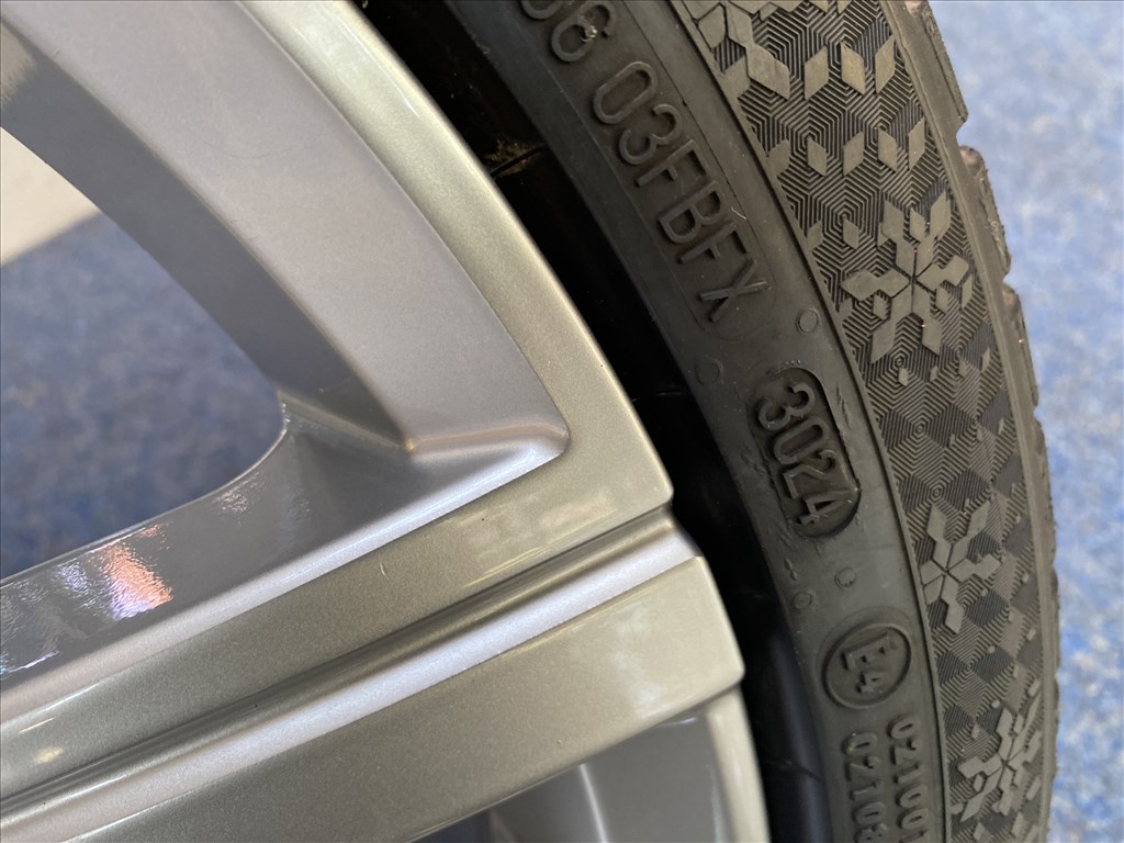 (3725) Volkswagen 18 gyári alufelni felni 5x112, 225/40 téli gumi Golf 4. kép