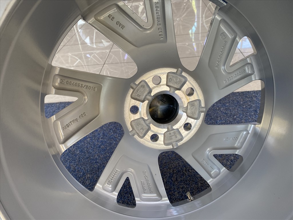 (3725) Volkswagen 18 gyári alufelni felni 5x112, 225/40 téli gumi Golf 5. kép