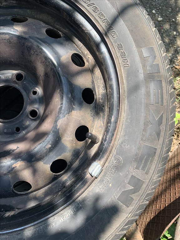  4x108 lyukosztású 15" használt  lemezfelni, rajta 185/65 újszerű Nexen nyári gumi   4. kép