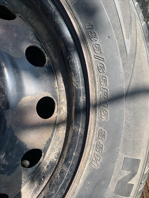  4x108 lyukosztású 15" használt  lemezfelni, rajta 185/65 újszerű Nexen nyári gumi   5. kép