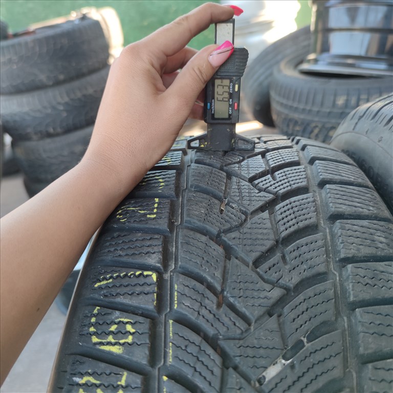  235/60 R18 Dunlop téli gumi 90000ft a 4db/126/ 1. kép