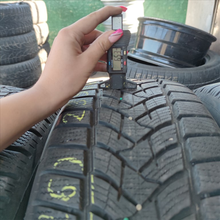  235/60 R18 Dunlop téli gumi 90000ft a 4db/126/ 2. kép