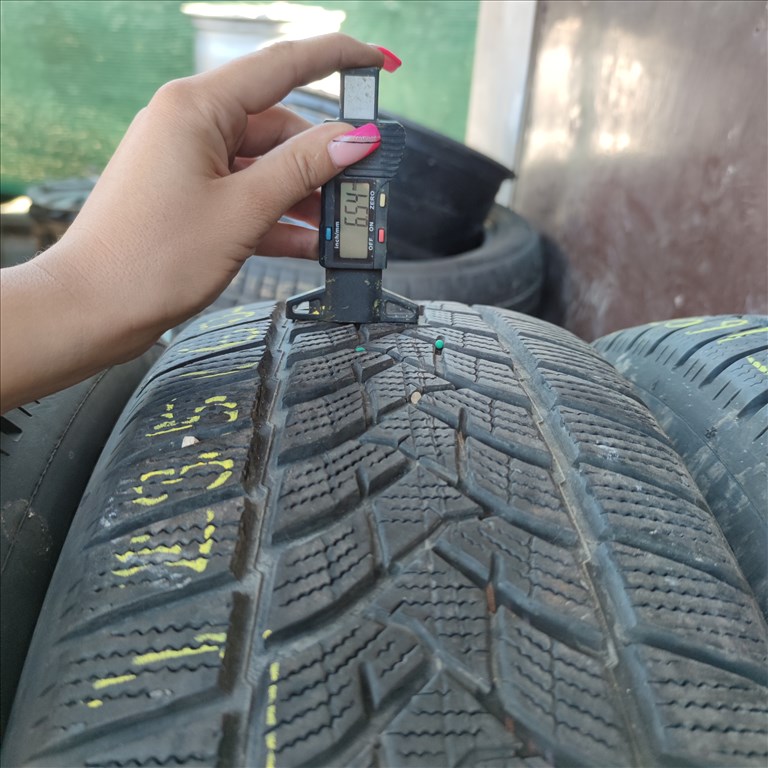  235/60 R18 Dunlop téli gumi 90000ft a 4db/126/ 3. kép