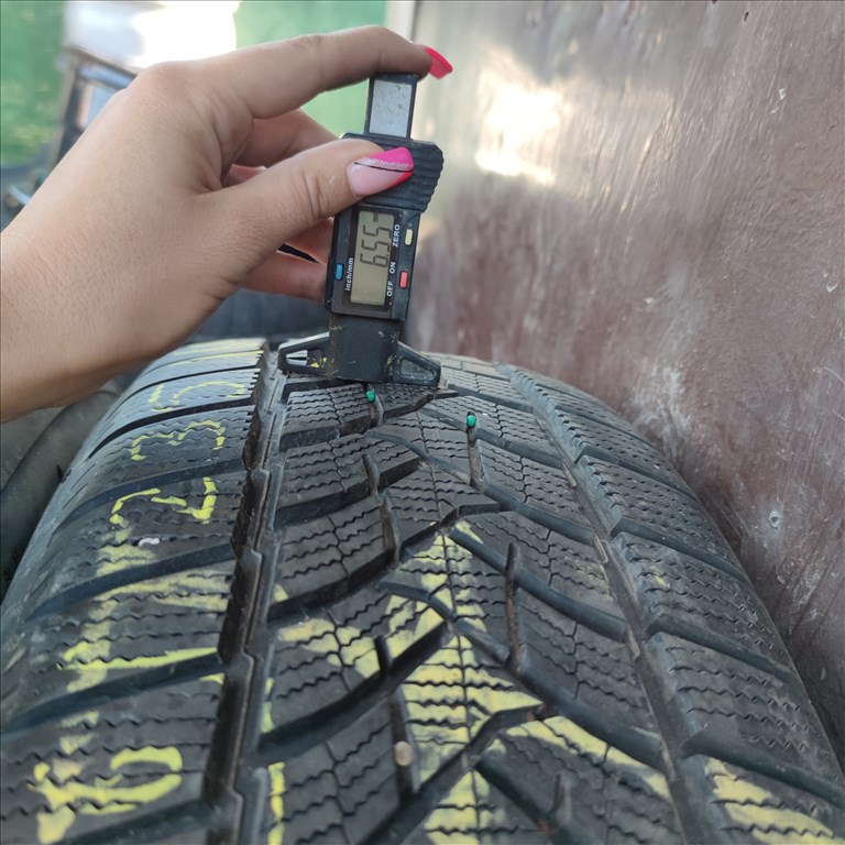  235/60 R18 Dunlop téli gumi 90000ft a 4db/126/ 4. kép