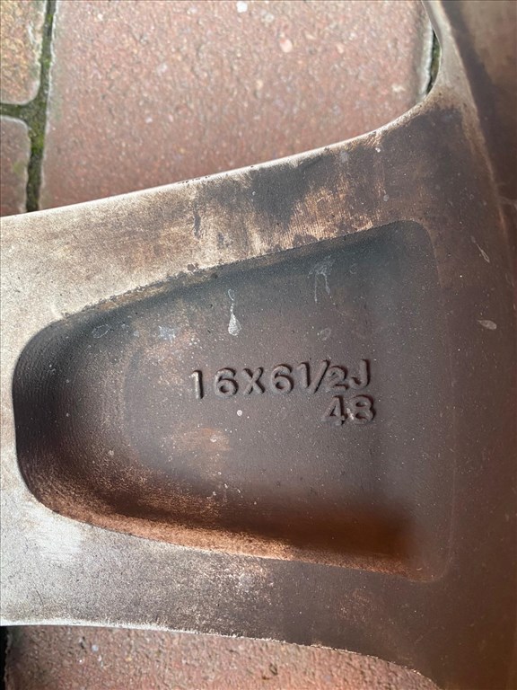  5x100 lyukosztású 16" használt Subaru alufelnik, rajtuk 215/65 használt Continental nyári gumik 2. kép