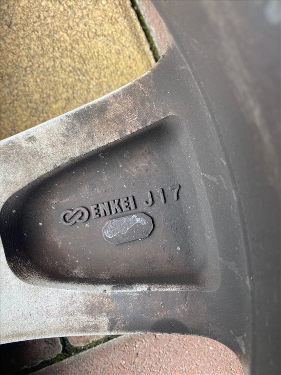  5x100 lyukosztású 16" használt Subaru alufelnik, rajtuk 215/65 használt Continental nyári gumik 3. kép