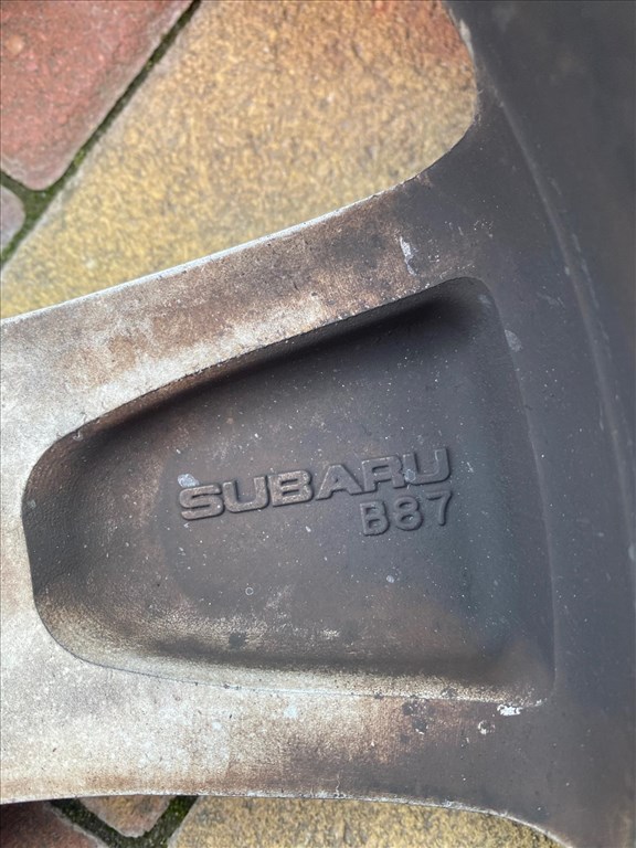  5x100 lyukosztású 16" használt Subaru alufelnik, rajtuk 215/65 használt Continental nyári gumik 4. kép
