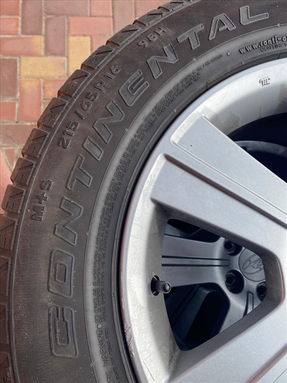  5x100 lyukosztású 16" használt Subaru alufelnik, rajtuk 215/65 használt Continental nyári gumik 8. kép