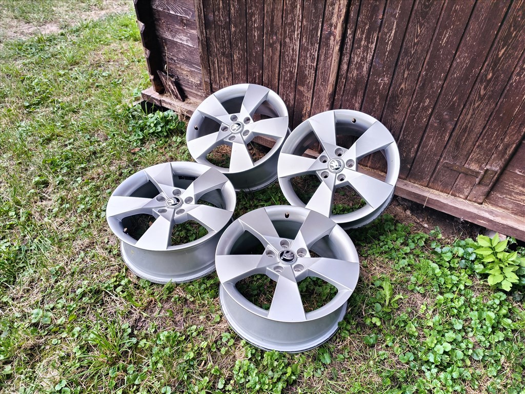  5x112 lyukosztású 7J Skoda 17" újszerű (gyári felni) alufelni 3. kép