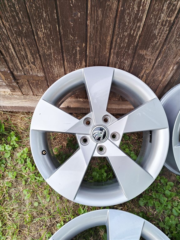  5x112 lyukosztású 7J Skoda 17" újszerű (gyári felni) alufelni 4. kép