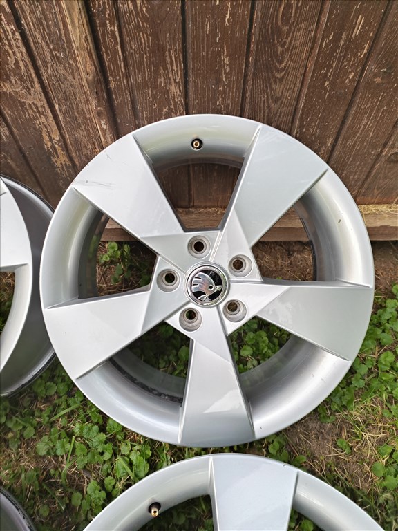  5x112 lyukosztású 7J Skoda 17" újszerű (gyári felni) alufelni 5. kép
