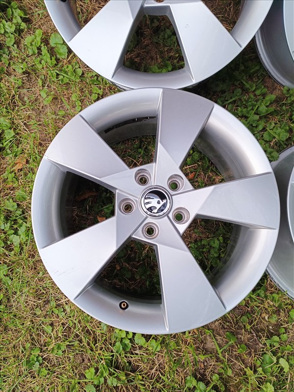  5x112 lyukosztású 7J Skoda 17" újszerű (gyári felni) alufelni 7. kép