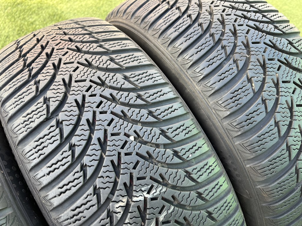 215/60 R16 Kumho WinterCraft WP51 téli gumi 5,5-6mm 3. kép