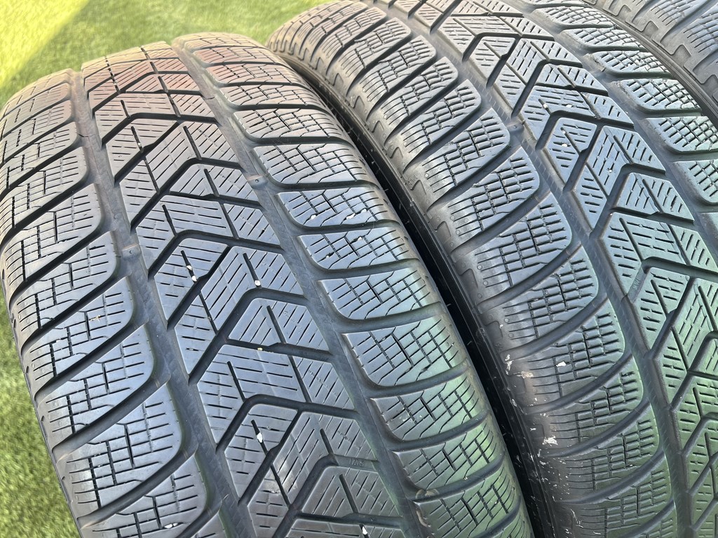 235/65 R18 Pirelli Scorpion téli gumi 5mm 2. kép