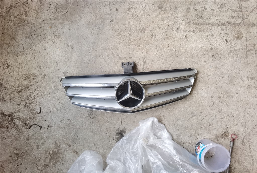 Mercedes C w204 hűtörács Gyári hibátlan! a2048800023 1. kép