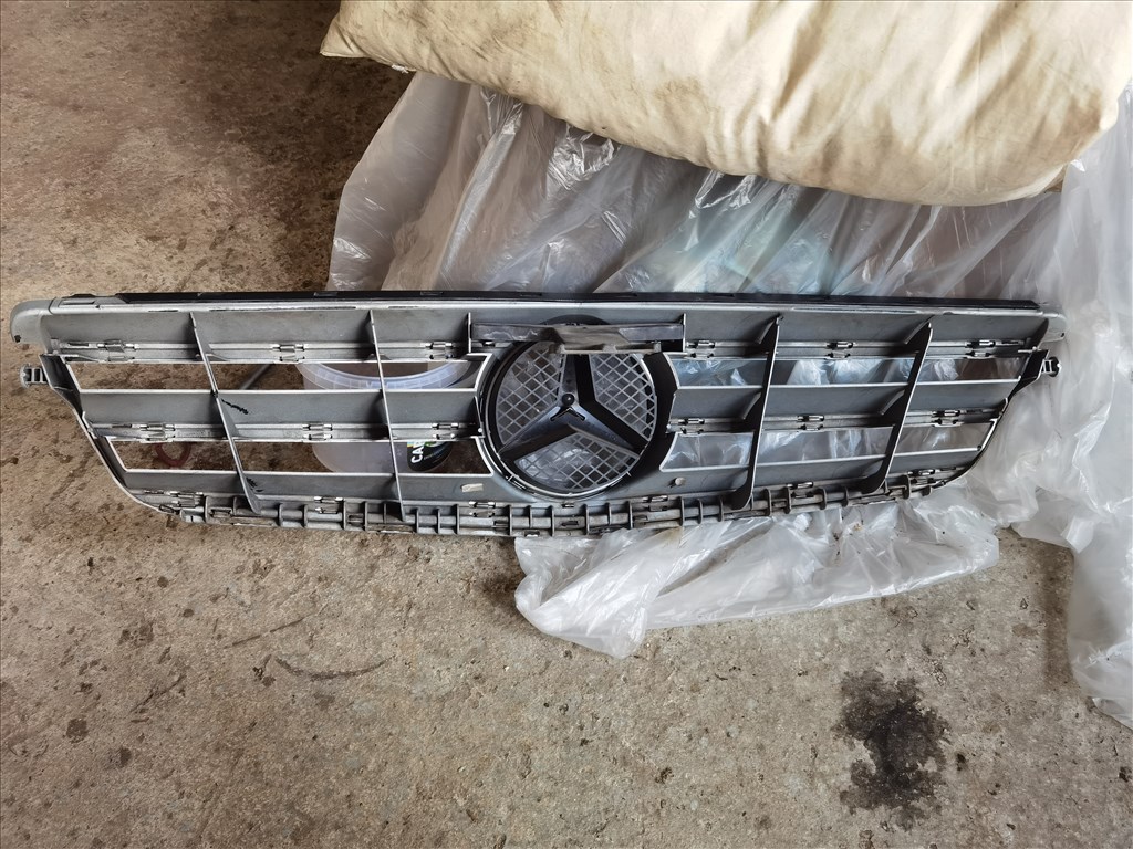Mercedes C w204 hűtörács Gyári hibátlan! a2048800023 4. kép