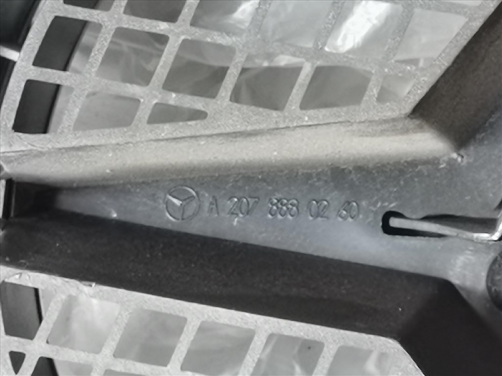 Mercedes C w204 hűtörács Gyári hibátlan! a2048800023 6. kép