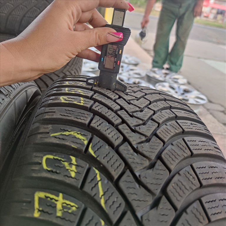  255/45 R20 Falken téli gumi 30000ft a 4db/172/ 4. kép