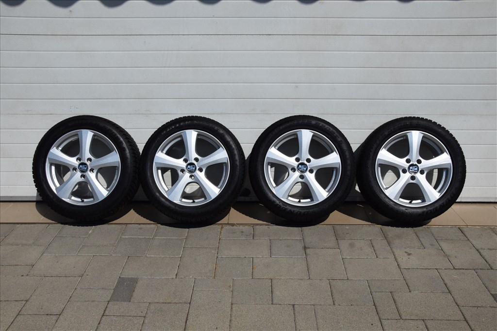  5x114.3 lyukosztású 17" újszerű OZ alufelni, rajta 215/55 újszerű Dunlop téli gumi gumi  1. kép
