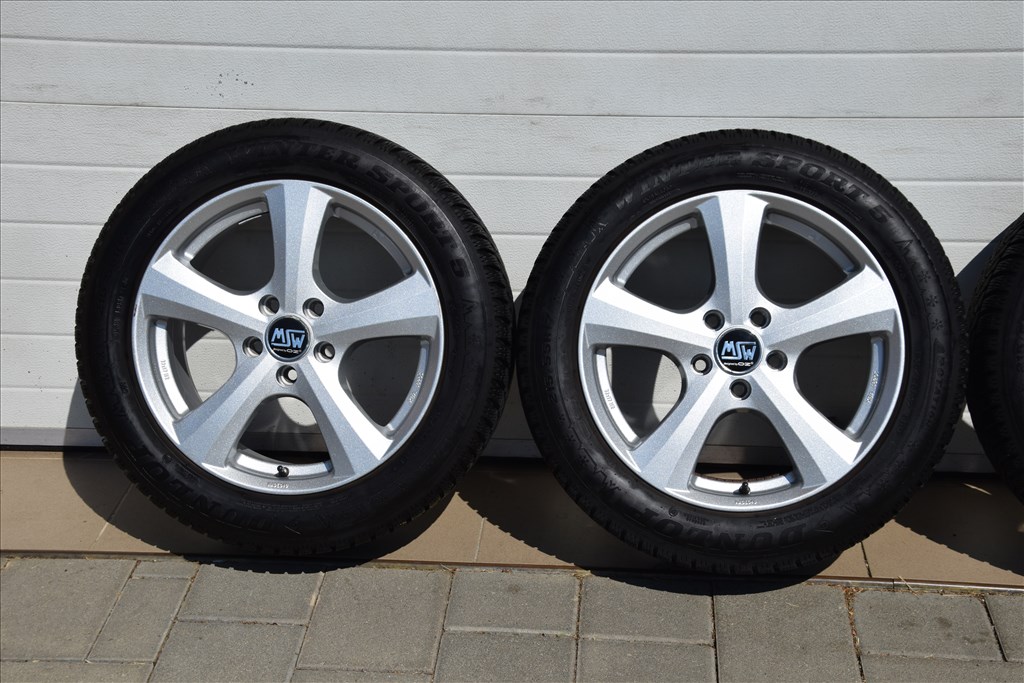  5x114.3 lyukosztású 17" újszerű OZ alufelni, rajta 215/55 újszerű Dunlop téli gumi gumi  2. kép