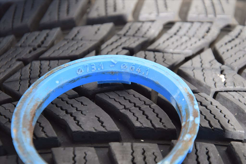  5x114.3 lyukosztású 17" újszerű OZ alufelni, rajta 215/55 újszerű Dunlop téli gumi gumi  9. kép