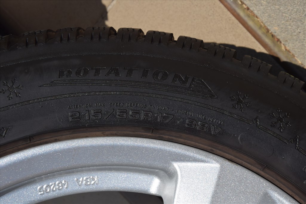  5x114.3 lyukosztású 17" újszerű OZ alufelni, rajta 215/55 újszerű Dunlop téli gumi gumi  12. kép