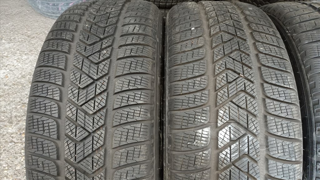  235/6018" használt Pirelli téli gumi gumi 2. kép