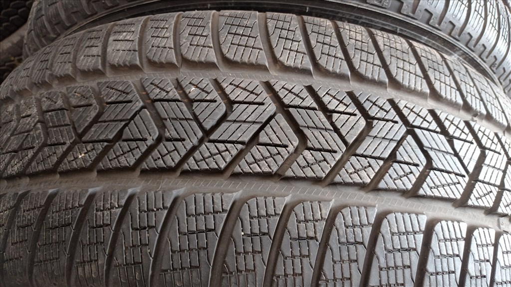 235/6018" használt Pirelli téli gumi gumi 4. kép