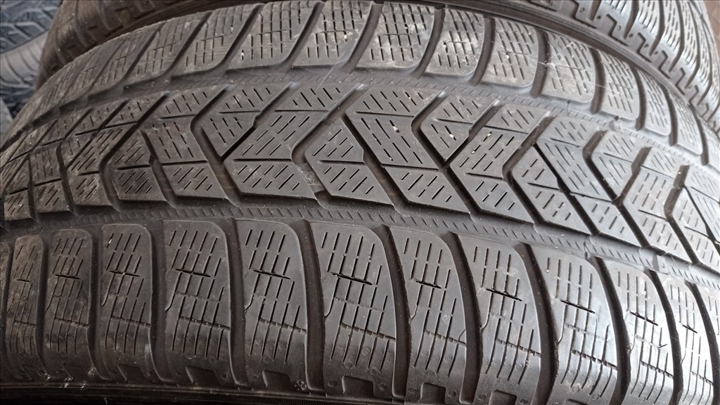  235/6018" használt Pirelli téli gumi gumi 5. kép