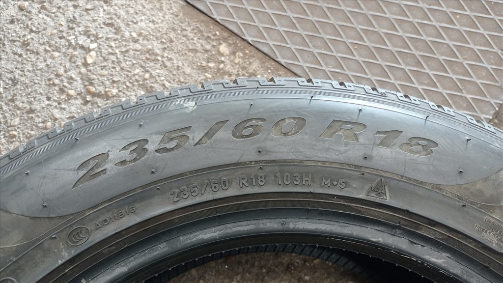  235/6018" használt Pirelli téli gumi gumi 6. kép