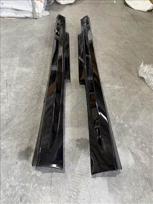 BMW F32 F33 M küszöb pár, feketére fényezett