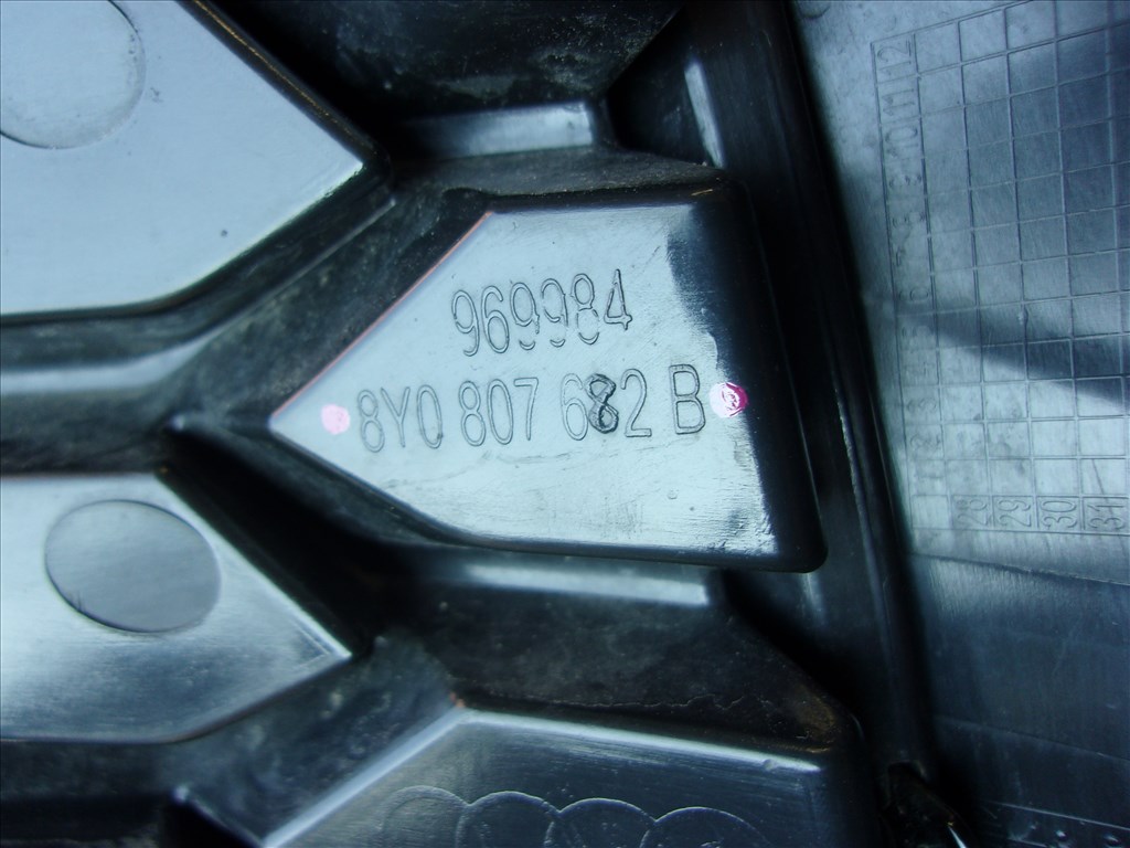 AUDI A3 S-Line jobb első lökhárító rács 2021-  8Y0807682B 4. kép